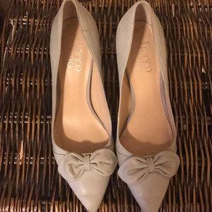 Gray leather pumps with bow detail